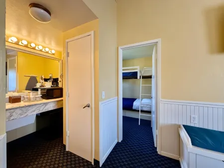 Monterey Bay Lodge Отели рядом с достопримечательностью «Мидлбери Институт оф Интернешнел Студис эт Монтерей»