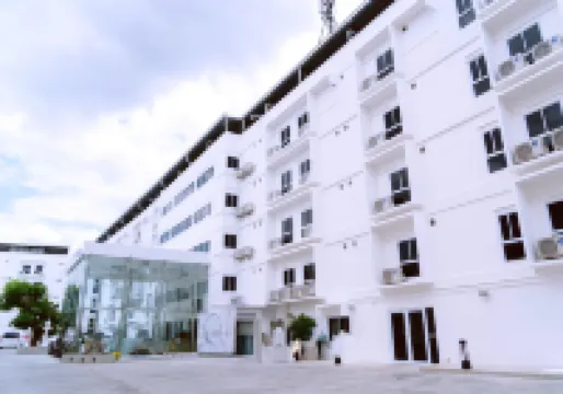 查龍詩旗下白色酒店 鄰近Udonpittayanukoon School的酒店