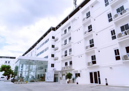 The White Hotel by Charoensri Отели рядом с достопримечательностью «Udon Pittayanukool School»