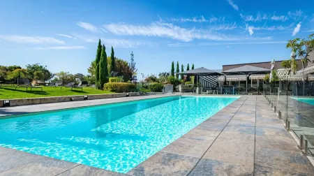 Novotel Reims Tinqueux Отели в г. Тенкё