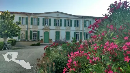 Very quiet luxury F2 apartment with heated pool Отели рядом с достопримечательностью «Parc de la Barbette»