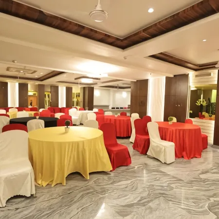 Hotel RS Exclusive Stay & Fine Dine - Near to Akola Junction
