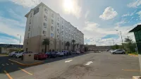 Microtel Inn & Suites by Wyndham Toluca - parkir