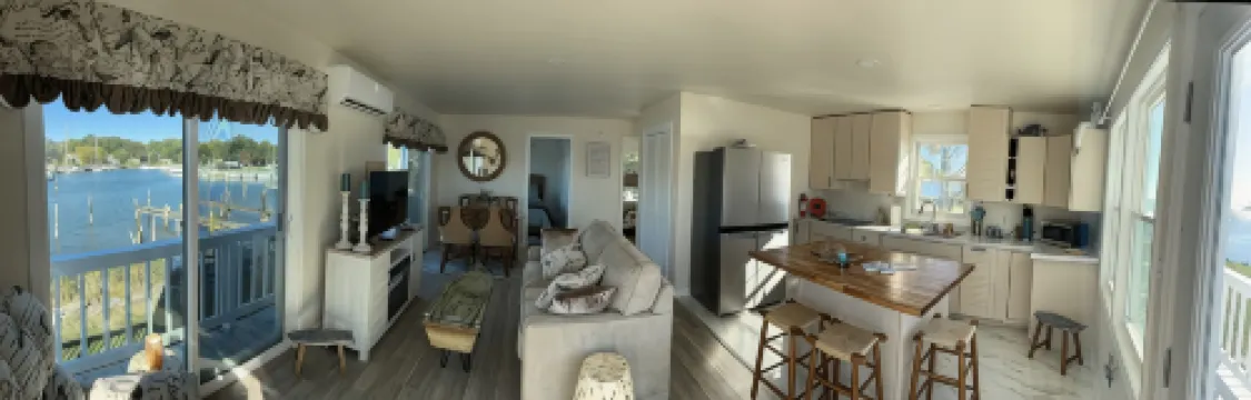 "Point of View" Waterfront cottage with panoramic views on Tilghman Island Hotels in Tilghman Island