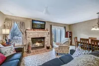Cozy ski retreat on Jack Frost Mountain, just 10-minute walk to ski office!