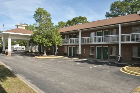 America's Best Inn and Suites Beaufort Отели рядом с достопримечательностью «Spanish Moss Trail»