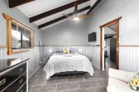 Secluded Getaway – Cabin & Barn Stay7 minutes from beautiful Valla beach - Boutique