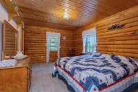 Cozy 3-bedroom cabin with WiFi and AC in tranquil Greenwood