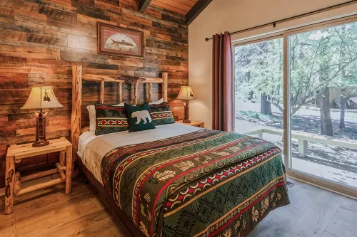 The Bear Cabin: 5Min Walk to Village & 12 Sharc Passes, EV Charger