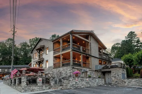 11 Br Luxury Home on Main Street in Downtown Blowing Rock + Hot Tub! - Boutique
