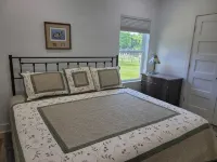 Country living in new 2bdrm/2bth farmhouse in lovely Chappell Hill with WiFi, AC - Homestays