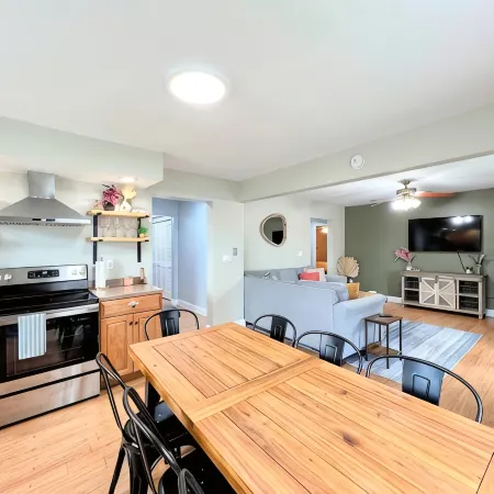 Cozy & Comfortable - Stylishly Decorated & Close to Everything!
