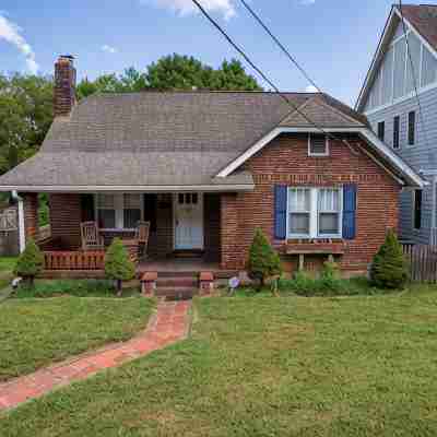 Your Crew Can Rest Well Here.  7 Beds in 5 Bdrms, Nice Yard, A+ Neighbors. Hotel Exterior
