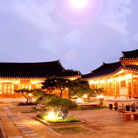 Gyeongju Hwangnamkwan Hanok Hotel Отели рядом с достопримечательностью «Астрономическая обсерватория «Чхомсондэ»»