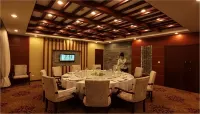 huanren Longxiang lsland  Hotel - Parkplatz