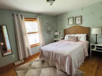 Sunshine Escape: Spacious 6Br Home w/ Outdoor Oasis & Fire Pit Near Marina Hotels in Wayne County