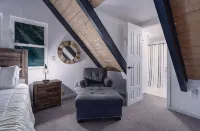 Cozy Cabin Retreat w/Hot Tub+Fire Pit+ AC+Games+EV+BBQ