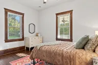 The Mill House - Peaceful farmhouse retreat with hot tub, fire pit, & fast Wi-Fi - 4-Star