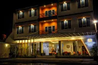 Alqueby Hotel Near Kiara Artha Park & Trans Studio Mall - 2 ดาว