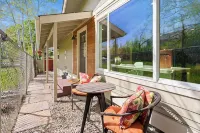 Hillside Haven: Tranquil NW Studio Near the River