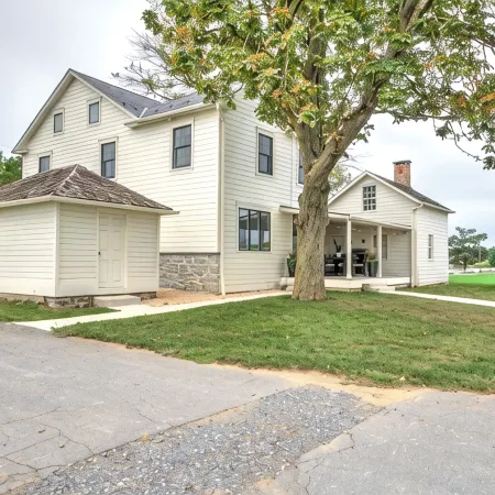 The Eby Farm /Newly Renovated, Modern, Peaceful 5 Bedroom & 5 Bath / Hot Tub