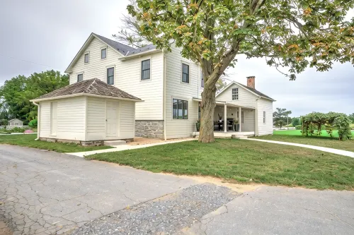 The Eby Farm /Newly Renovated, Modern, Peaceful 5 Bedroom & 5 Bath / Hot Tub - 4-Star