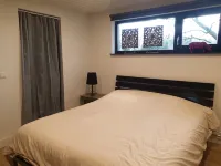 Spacious Studio, in wooded hiking/biking area. Near ASML. โรงแรมใน
