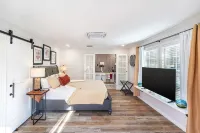 380 sf 3 min From DT Waxhaw Sleeps 2 Private PatioThe Little Big Suite - 3-Star
