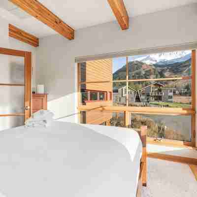 Alaska Slopes | Hot Tub, Gym & Guest House Rooms