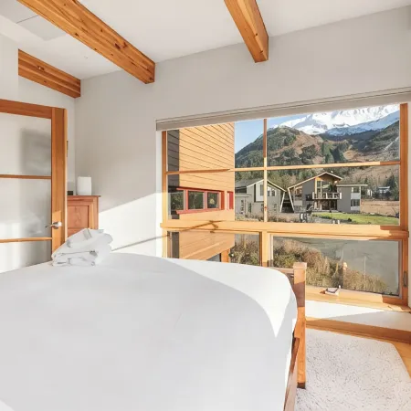 Alaska Slopes | Hot Tub, Gym & Guest House