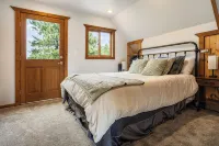 Private Ranch for Weddings, Retreats, Reunions. Sleeps 30 in Two Lodging Units,