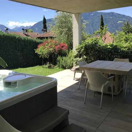 Die Villa Alvarium ist ein Moderner Bau im Bauhaus Stil in Schenna