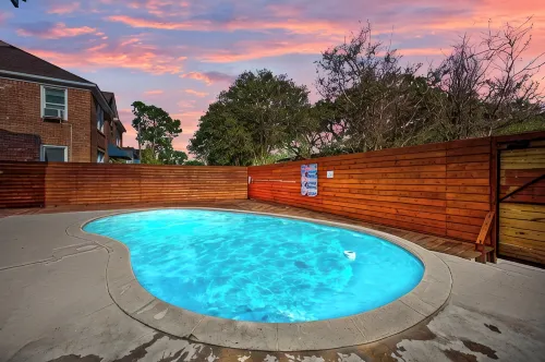 Chic & Stylish 2-Bedroom Apartment with Free Parking - Condos