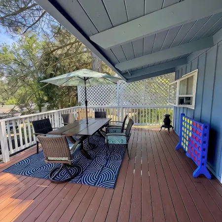 Family friendly 4-bedroom house in Oakhurst with 2 King Bedrooms, WIFI and HVAC.