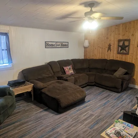 Near the park! 3-bedroom house with wifi and AC