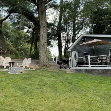 Cozy 3-bedroom cabin with free BOAT SLIP