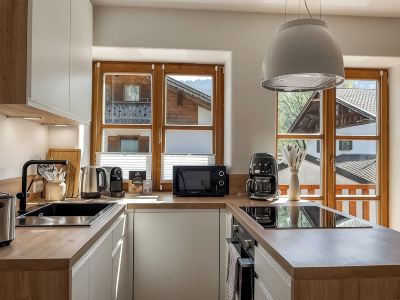 Alpinestay #1 - Apartment for 6: Mountain View, Balcony, Fireplace, Cinema, Yoga, Parking Lot