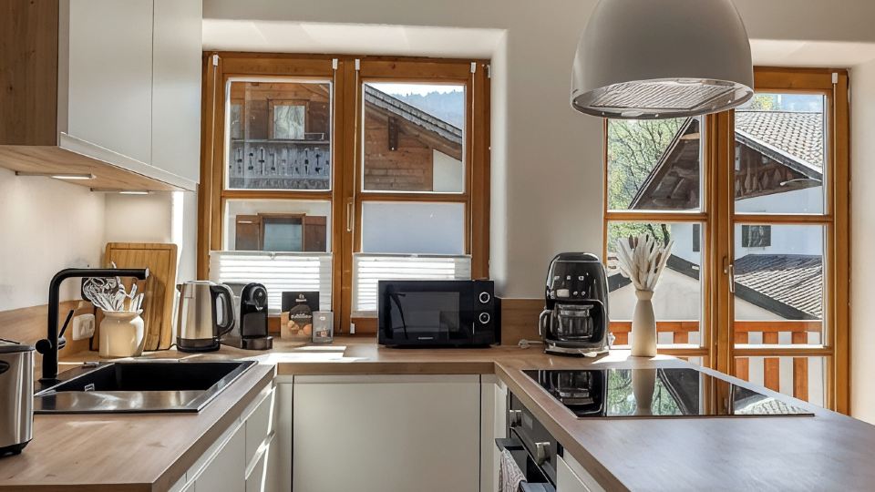Alpinestay #1 - Apartment for 6: Mountain View, Balcony, Fireplace, Cinema, Yoga, Parking Lot