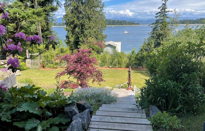 Ocean, mountain and harbour views. Family friendly house.