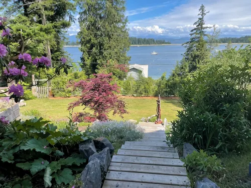 Ocean, mountain and harbour views. Family friendly house.