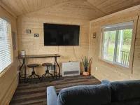Cozy cabin in a quiet neighborhood near downtown Hamilton