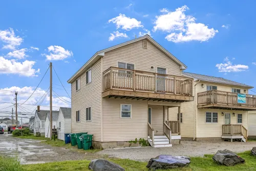 Charming, updated 2-bedroom home, 5 min walk to beach, pets ok, onsite parking!