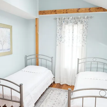 Large 5-Bed Modern Family Retreat with Kitchen & Free Parking Near Boston!