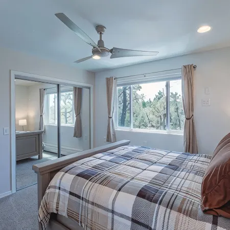 Luxury 6-bedroom home with View, Arcade Table, Fire table, Jet tubs, Deck, Wi-Fi