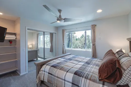 Luxury 6-bedroom home with View, Arcade Table, Fire table, Jet tubs, Deck, Wi-Fi