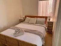 Fully equipped Seaside Home on the foreshore. 4 Bedrooms.  Popular location. - บ้านพักหลังเล็ก