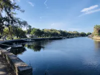 Riverfront Plum Crazy Bungalow w/boat dock! 10 min to Gulf, close to beaches! - Homestays