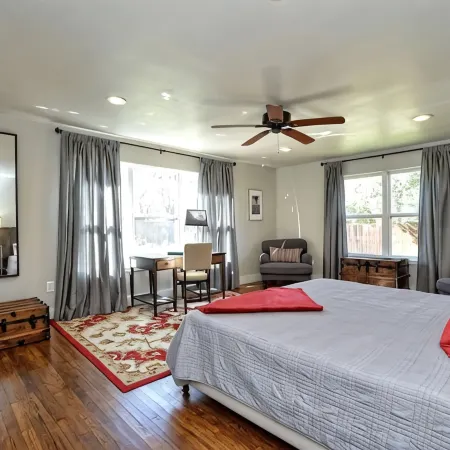 4BDRM W/Private Pool & Hot Tub - Walk to Town Square, Minutes to Wineries!
