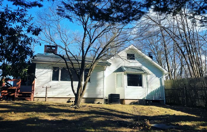 Waterfront Oasis w/ Great Views, 5 Beds & Deck over the Creek!