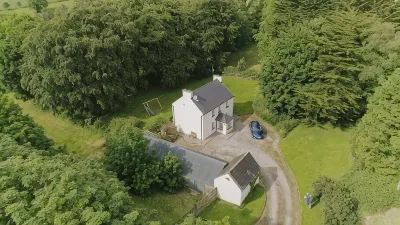Relax in traditional farmhouse cottage perfect for touring South & West Ireland. فنادق في 
